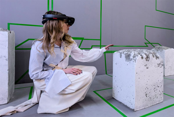      Microsoft HoloLens   